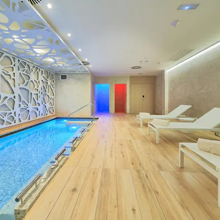Готель Eurostars Oasis 4*